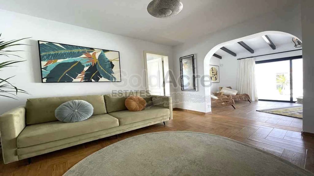 4 Zimmer Villa zu verkaufen in La Oliva mit Pool - 630.000 € (Ref: 8529333)