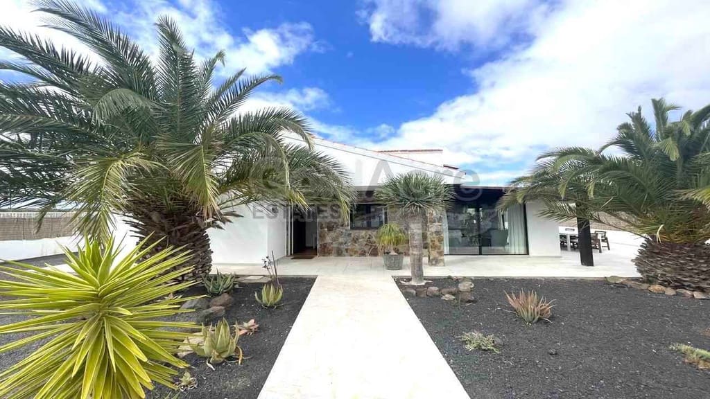 Chalet de 4 habitaciones en La Oliva en venta con piscina garaje - 630.000 € (Ref: 8529333)