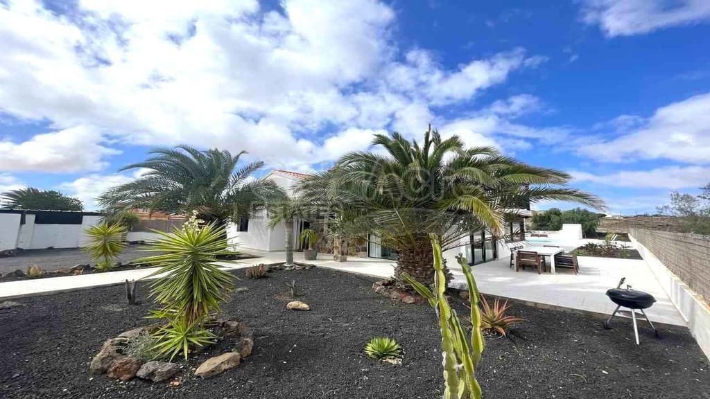 Chalet de 4 habitaciones en La Oliva en venta con piscina garaje - 630.000 € (Ref: 8529333)