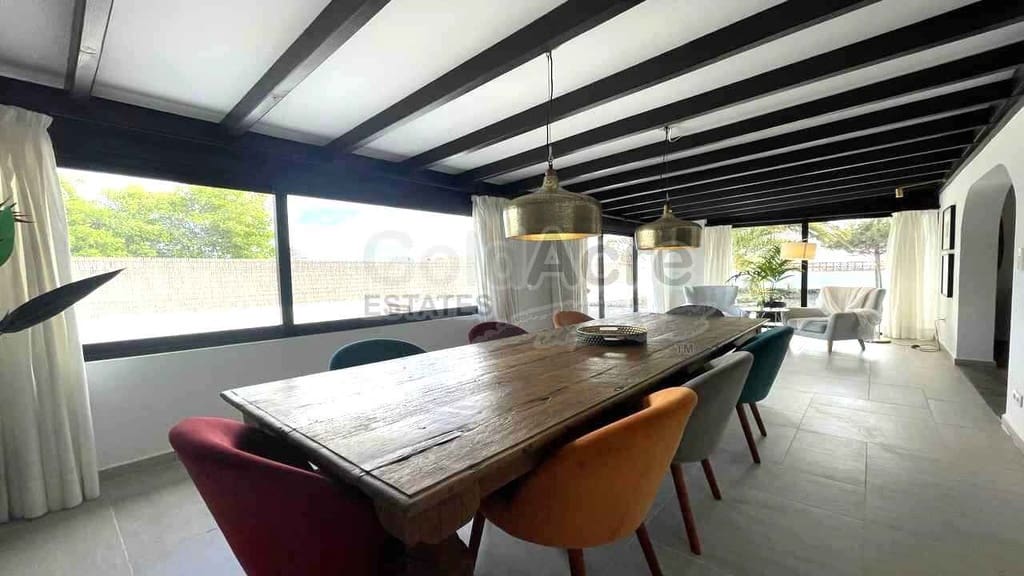 Chalet de 4 habitaciones en La Oliva en venta con piscina garaje - 630.000 € (Ref: 8529333)
