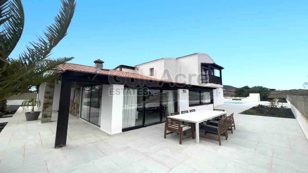 Chalet de 4 habitaciones en La Oliva en venta con piscina garaje - 630.000 € (Ref: 8529333)
