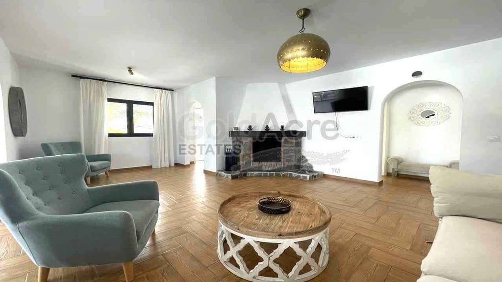 Chalet de 4 habitaciones en La Oliva en venta con piscina garaje - 630.000 € (Ref: 8529333)