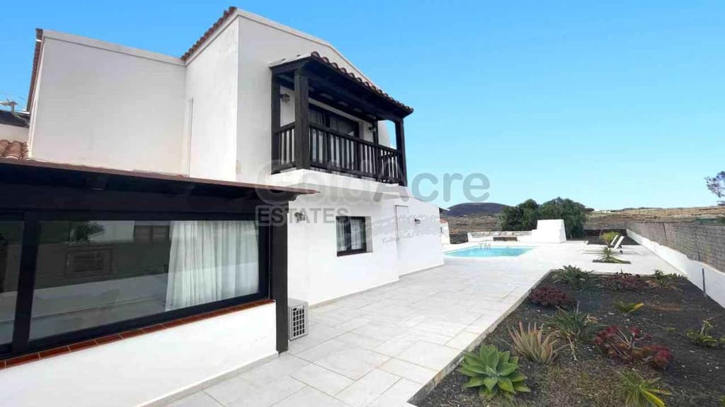 Chalet de 4 habitaciones en La Oliva en venta con piscina garaje - 630.000 € (Ref: 8529333)