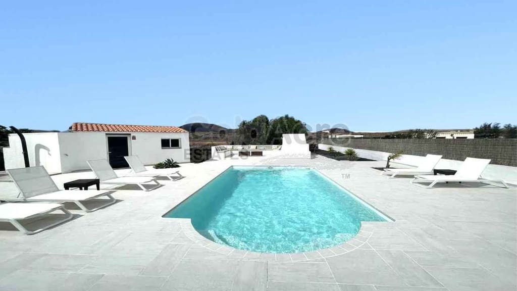 Chalet de 4 habitaciones en La Oliva en venta con piscina garaje - 630.000 € (Ref: 8529333)
