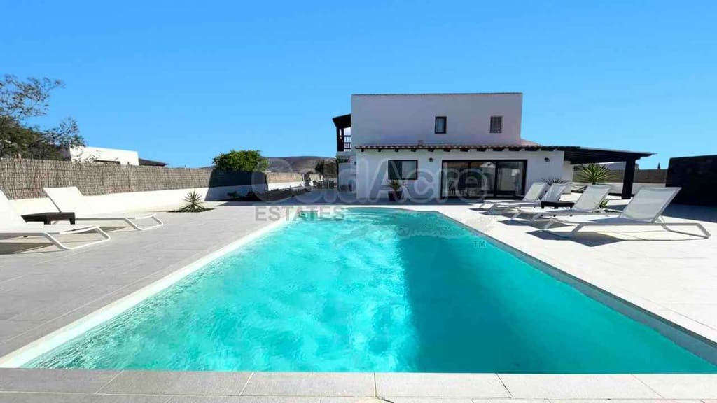 Chalet de 4 habitaciones en La Oliva en venta con piscina garaje - 630.000 € (Ref: 8529333)