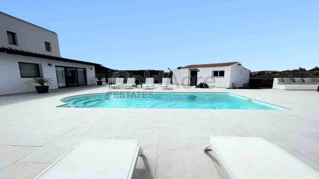 Chalet de 4 habitaciones en La Oliva en venta con piscina garaje - 630.000 € (Ref: 8529333)