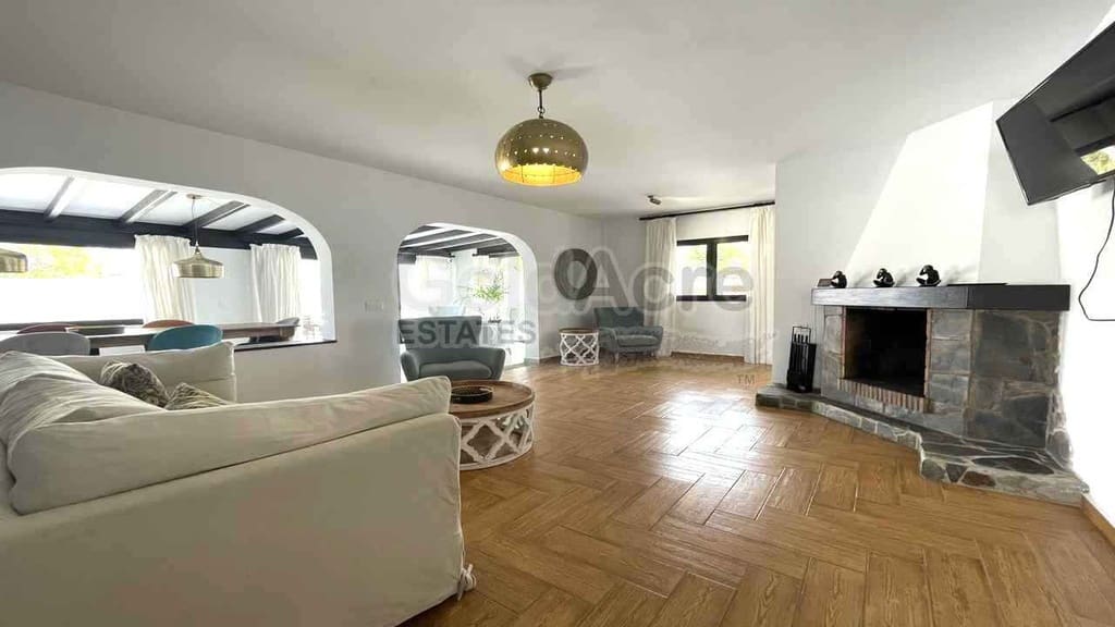 Chalet de 4 habitaciones en La Oliva en venta con piscina garaje - 630.000 € (Ref: 8529333)