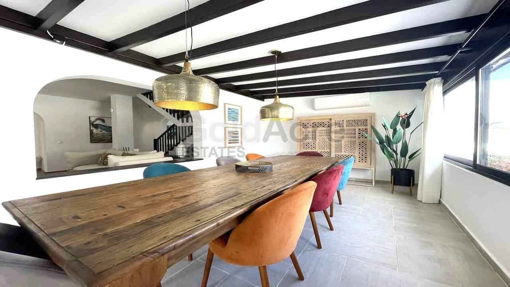 Chalet de 4 habitaciones en La Oliva en venta con piscina garaje - 630.000 € (Ref: 8529333)