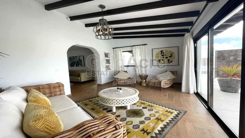 Chalet de 4 habitaciones en La Oliva en venta con piscina garaje - 630.000 € (Ref: 8529333)