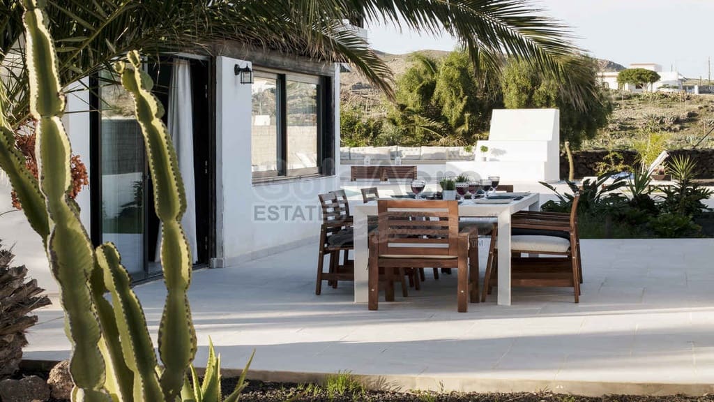 Chalet de 4 habitaciones en La Oliva en venta con piscina garaje - 630.000 € (Ref: 8529333)