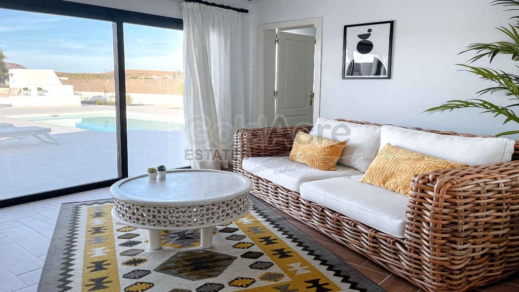 Chalet de 4 habitaciones en La Oliva en venta con piscina garaje - 630.000 € (Ref: 8529333)