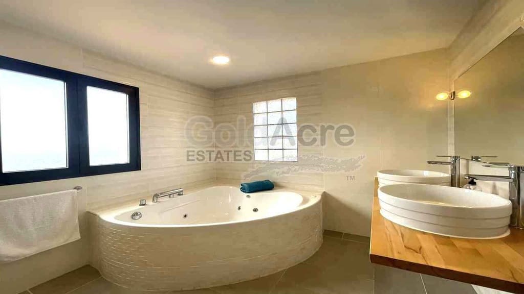 Chalet de 4 habitaciones en La Oliva en venta con piscina garaje - 630.000 € (Ref: 8529333)