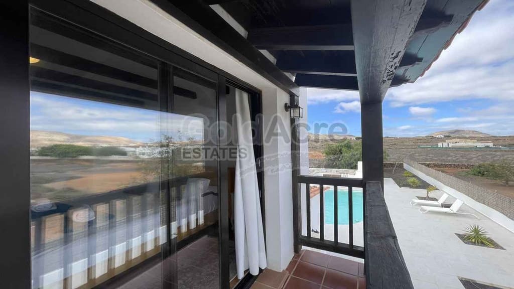 Chalet de 4 habitaciones en La Oliva en venta con piscina garaje - 630.000 € (Ref: 8529333)