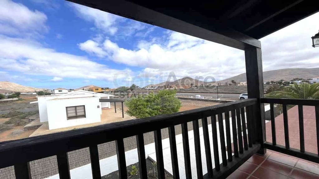 Chalet de 4 habitaciones en La Oliva en venta con piscina garaje - 630.000 € (Ref: 8529333)