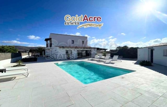 Chalet de 4 habitaciones en La Oliva en venta con piscina garaje - 630.000 € (Ref: 8529333)