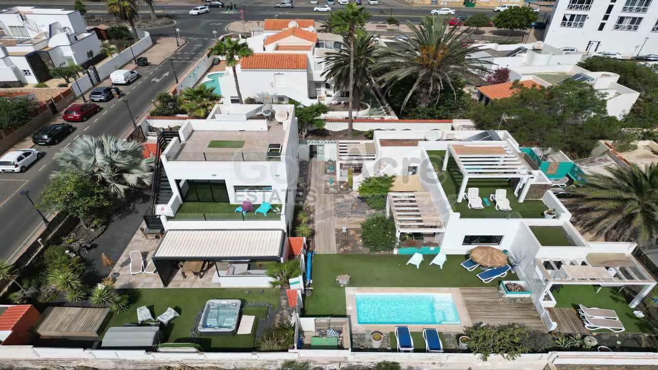 5 soveværelse Villa til salg i Corralejo med swimmingpool - € 1.350.000 (Ref: 8544560)