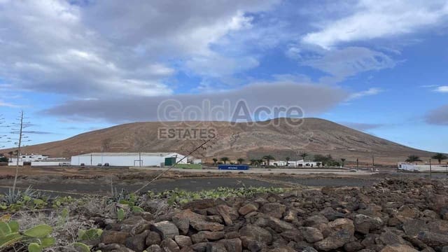 Grunde uden byggetilladelser til salg i Villaverde, La Oliva - € 536.000 (Ref: 8712444)