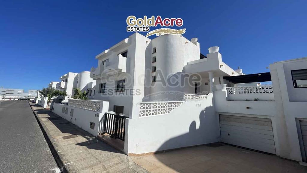 2 bedroom Villa for sale in Corralejo with pool - € 450,000 (Ref: 8929758)