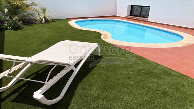2 slaapkamer Villa te koop in Corralejo, La Oliva met zwembad - € 435.000 (Ref: 9050585)