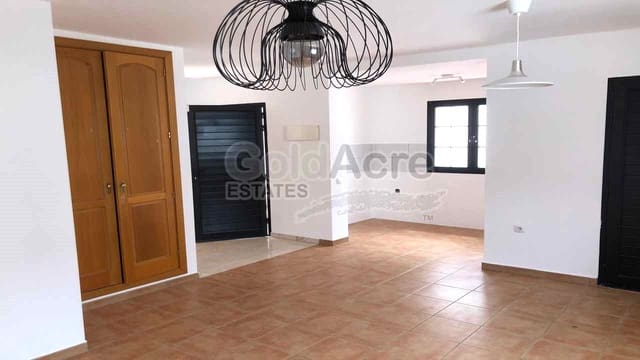 2 slaapkamer Villa te koop in Corralejo, La Oliva met zwembad - € 435.000 (Ref: 9050585)