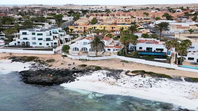 8 Zimmer Villa zu verkaufen in Corralejo, La Oliva - 2.450.000 € (Ref: 9050586)