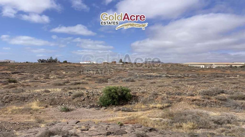 Ubebygd land til salgs i Antigua - € 300 000 (Ref: 9050600)
