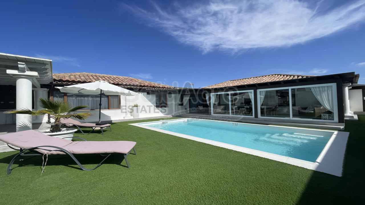 2 soveværelse Villa til salg i Corralejo med swimmingpool - € 1.100.000 (Ref: 9050835)