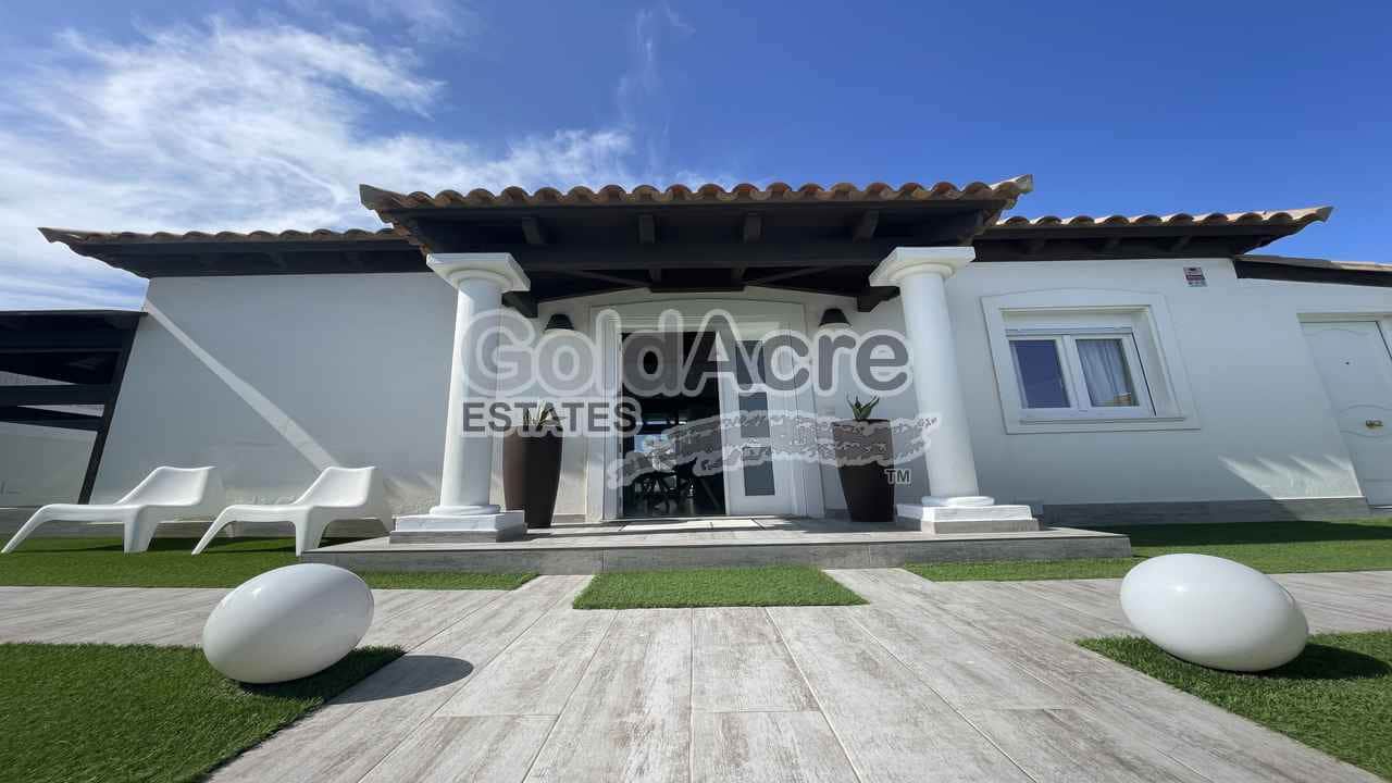4 soveværelse Villa til salg i Corralejo med swimmingpool - € 989.000 (Ref: 9050835)