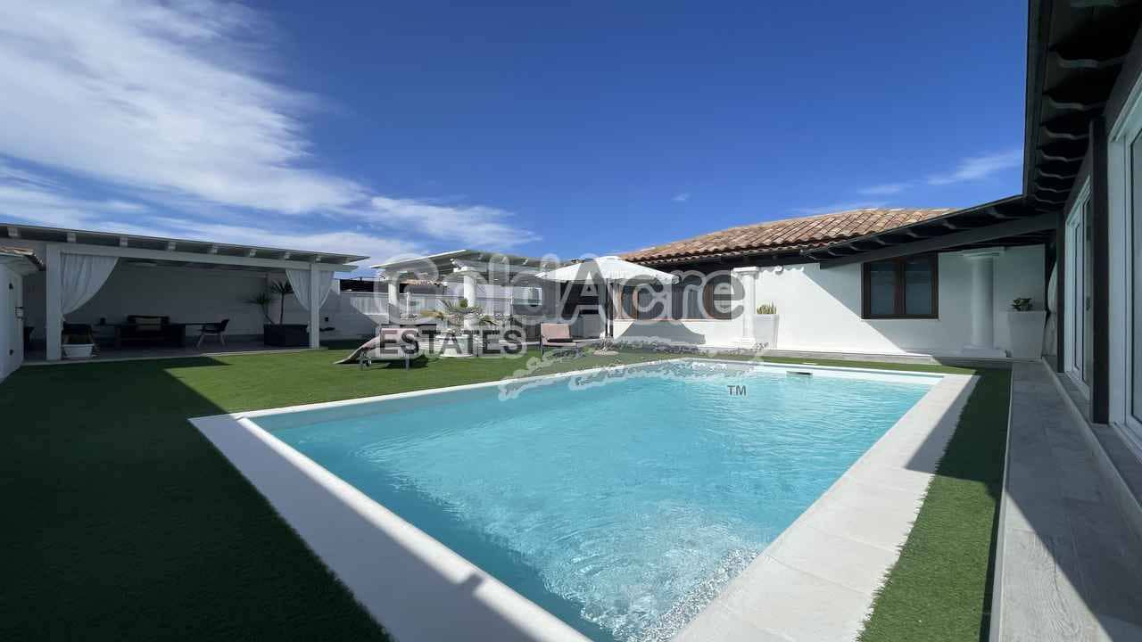 4 soveværelse Villa til salg i Corralejo med swimmingpool - € 989.000 (Ref: 9050835)
