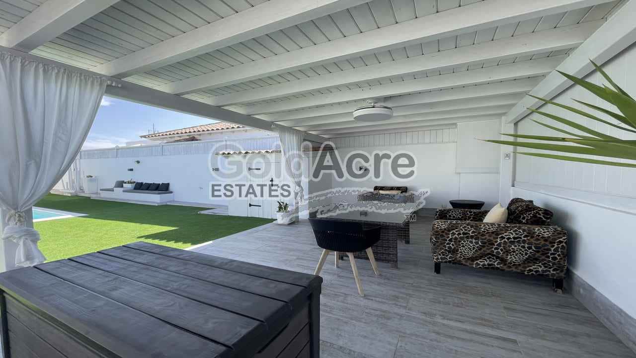 4 soveværelse Villa til salg i Corralejo med swimmingpool - € 989.000 (Ref: 9050835)