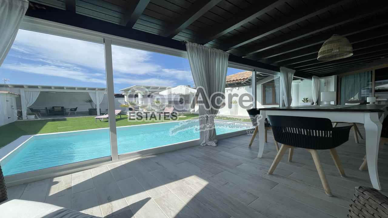 4 soveværelse Villa til salg i Corralejo med swimmingpool - € 989.000 (Ref: 9050835)