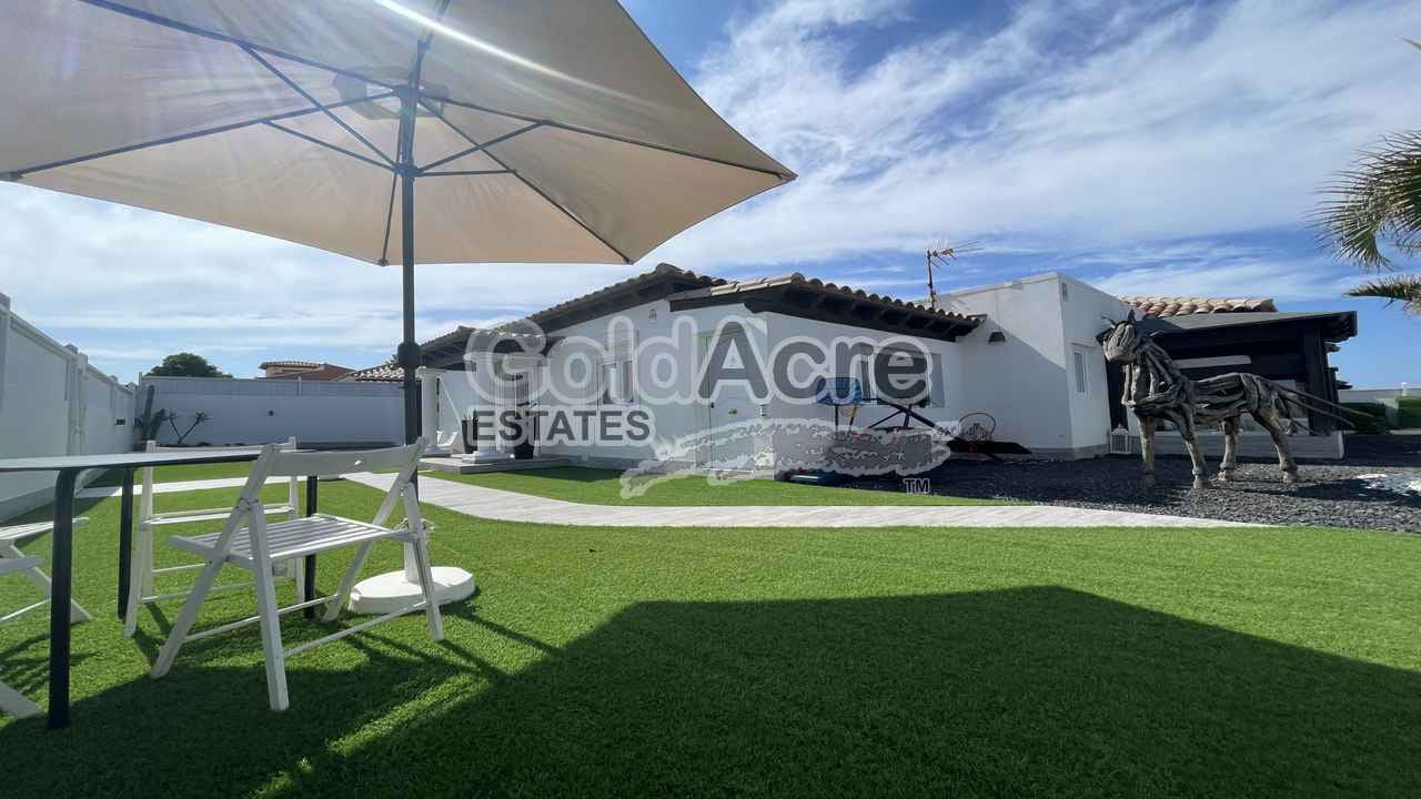 4 soveværelse Villa til salg i Corralejo med swimmingpool - € 989.000 (Ref: 9050835)