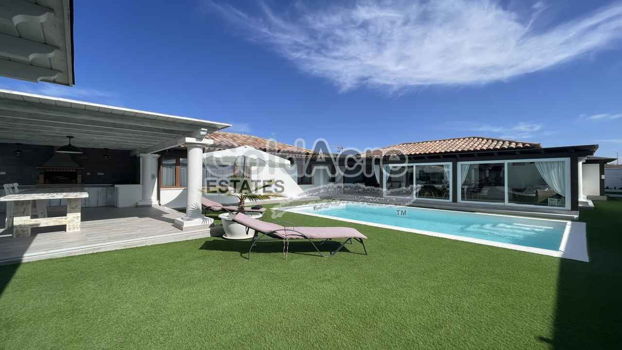 4 soveværelse Villa til salg i Corralejo med swimmingpool - € 989.000 (Ref: 9050835)
