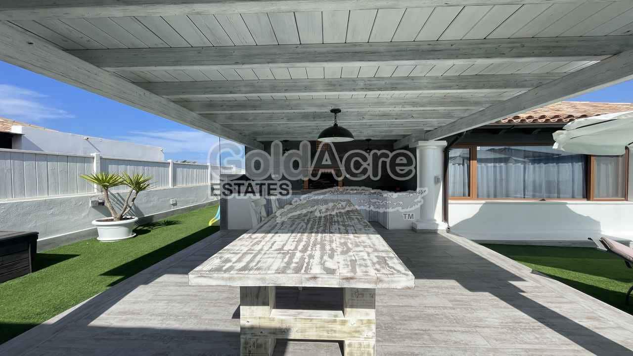4 soveværelse Villa til salg i Corralejo med swimmingpool - € 989.000 (Ref: 9050835)