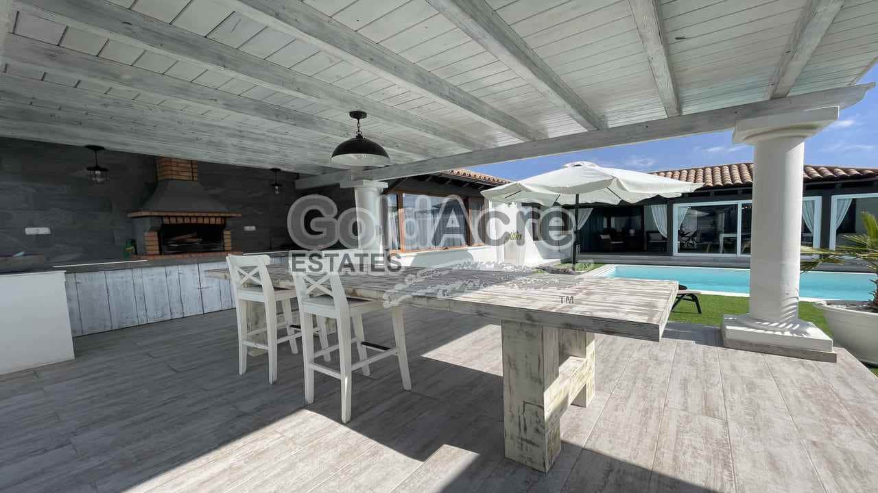 4 soveværelse Villa til salg i Corralejo med swimmingpool - € 989.000 (Ref: 9050835)