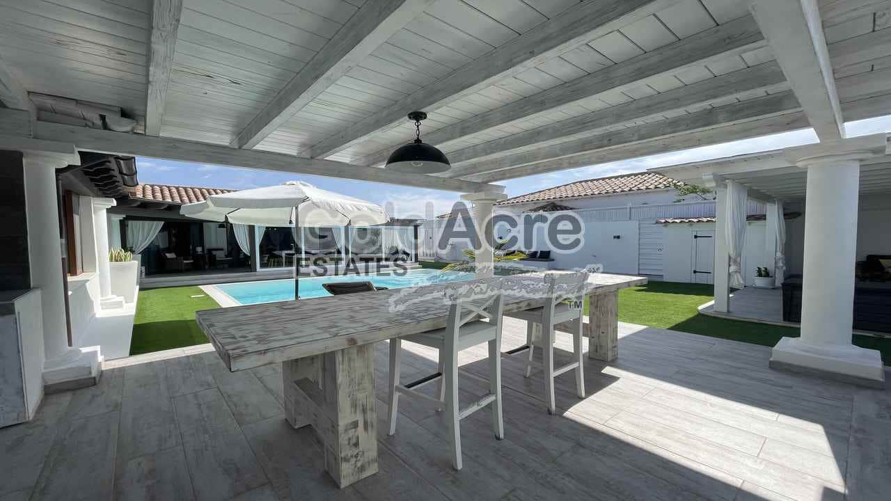 4 soveværelse Villa til salg i Corralejo med swimmingpool - € 989.000 (Ref: 9050835)