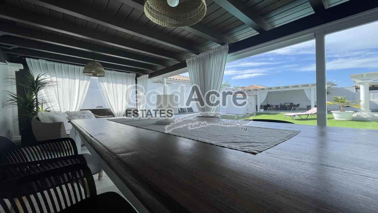 4 soveværelse Villa til salg i Corralejo med swimmingpool - € 989.000 (Ref: 9050835)
