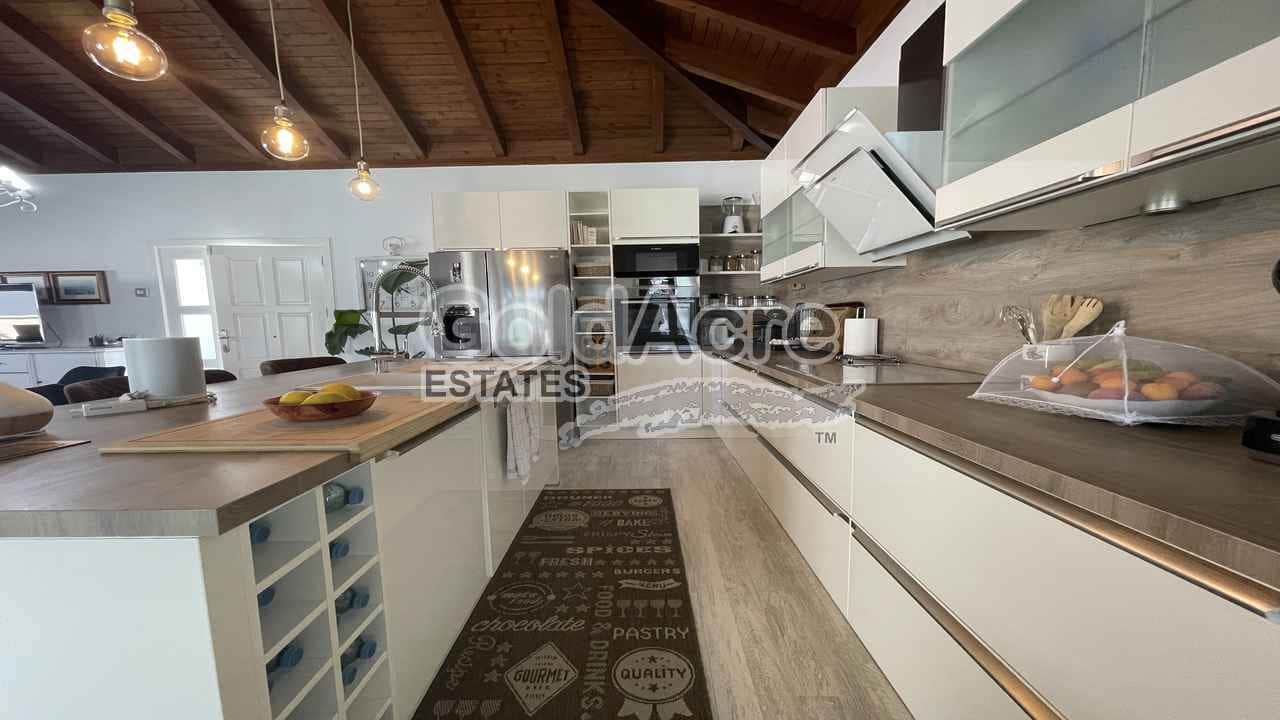 4 soveværelse Villa til salg i Corralejo med swimmingpool - € 989.000 (Ref: 9050835)