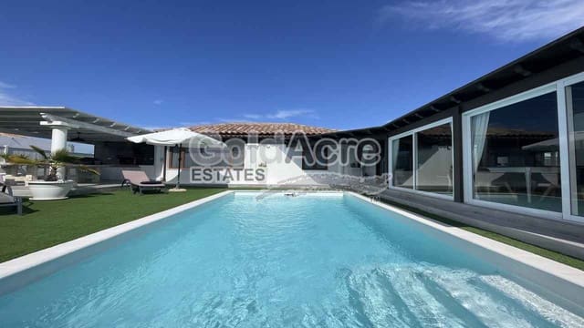4 soveværelse Villa til salg i Corralejo, La Oliva med swimmingpool - € 989.000 (Ref: 9050835)