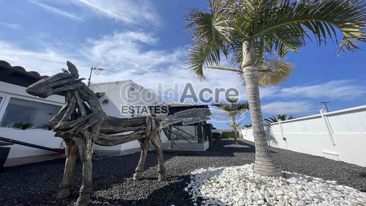 4 soveværelse Villa til salg i Corralejo med swimmingpool - € 989.000 (Ref: 9050835)