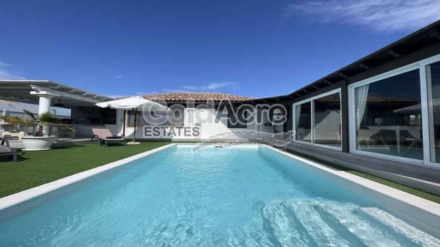 4 soveværelse Villa til salg i Corralejo, La Oliva med swimmingpool - € 895.000 (Ref: 9050835)