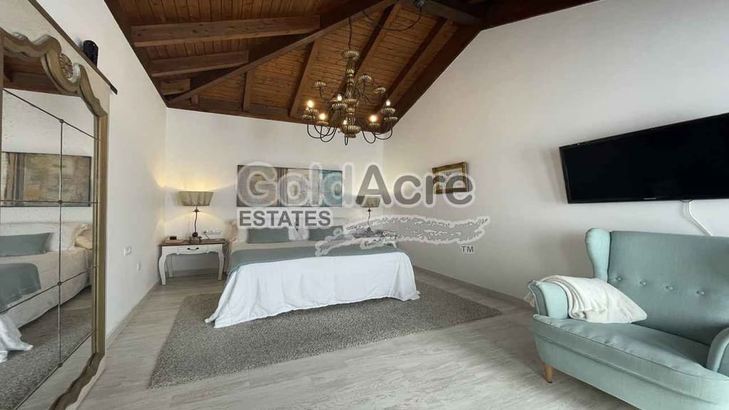 4 bedroom Villa for sale in Corralejo with pool - € 895,000 (Ref: 9050835)