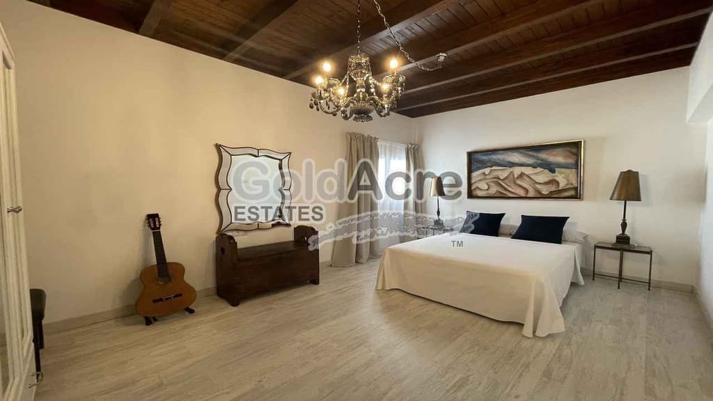 4 bedroom Villa for sale in Corralejo with pool - € 895,000 (Ref: 9050835)