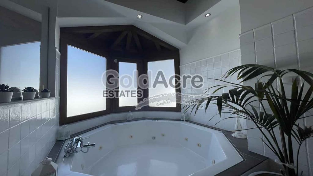 4 bedroom Villa for sale in Corralejo with pool - € 895,000 (Ref: 9050835)