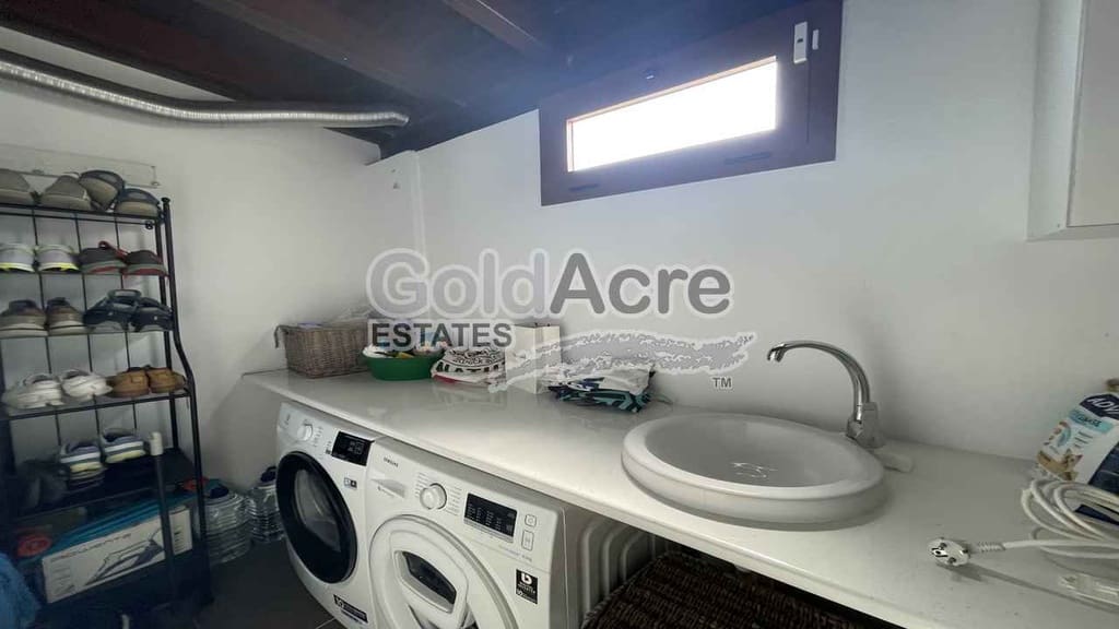 4 bedroom Villa for sale in Corralejo with pool - € 895,000 (Ref: 9050835)