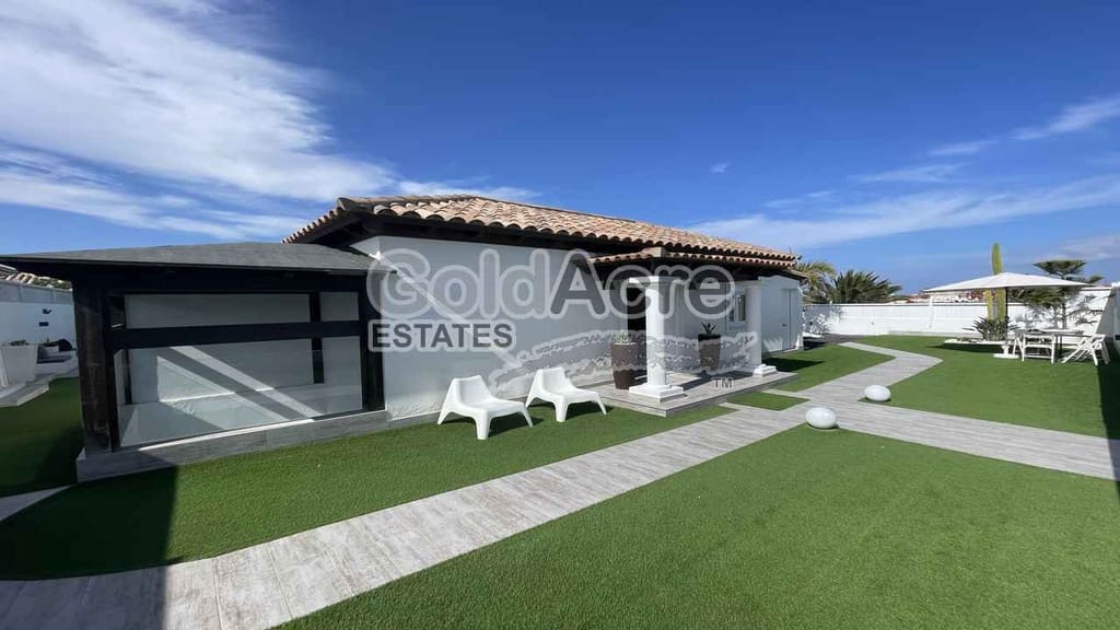 4 bedroom Villa for sale in Corralejo with pool - € 895,000 (Ref: 9050835)