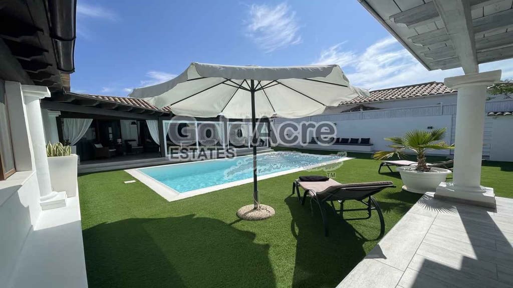 4 bedroom Villa for sale in Corralejo with pool - € 895,000 (Ref: 9050835)