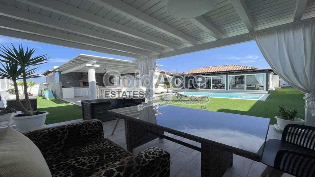 4 bedroom Villa for sale in Corralejo with pool - € 895,000 (Ref: 9050835)