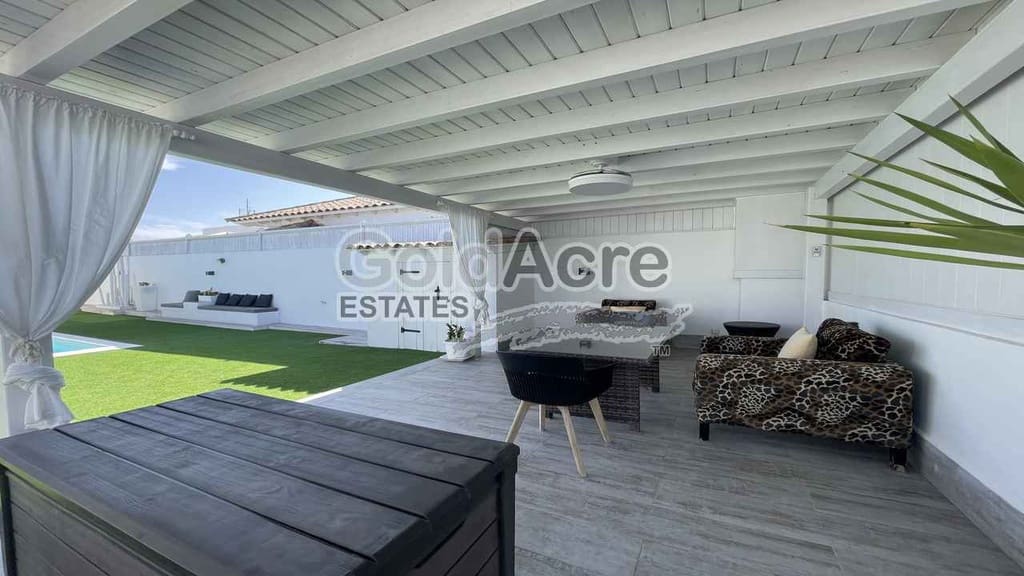 4 bedroom Villa for sale in Corralejo with pool - € 895,000 (Ref: 9050835)