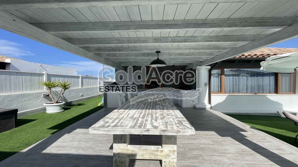 4 bedroom Villa for sale in Corralejo with pool - € 895,000 (Ref: 9050835)